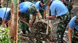 Keterangan foto : Personil TNI AU, gotongroyong membersihkan lingkungan Taman Payung Pasar Bawah (dok.ist) 