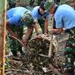 Keterangan foto : Personil TNI AU, gotongroyong membersihkan lingkungan Taman Payung Pasar Bawah (dok.ist) 