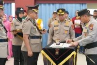 Keterangan foto : Kapolda Riau Irjen Pol Dr Herry Heryawan memimpin langsung upacara serah terima jabatan (sertijab) Pejabat Utama Polda Riau, Senin (13/7/2026).