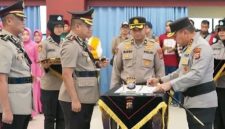 Keterangan foto : Kapolda Riau Irjen Pol Dr Herry Heryawan memimpin langsung upacara serah terima jabatan (sertijab) Pejabat Utama Polda Riau, Senin (13/7/2026).