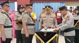 Keterangan foto : Kapolda Riau Irjen Pol Dr Herry Heryawan memimpin langsung upacara serah terima jabatan (sertijab) Pejabat Utama Polda Riau, Senin (13/7/2026).
