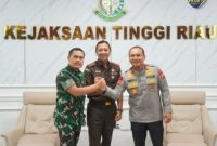 Keterangan Foto: Irjen Pol Herry Heryawan (tengah) didampingi Kepala Kejaksaan Tinggi Riau, I Dewa Gede Wirajana (kanan), dan Panglima Kodam I/Bukit Barisan Tuanku Tambusai, Mayjen TNI Agus Hadi Waluyo (kiri), usai pertemuan silaturahmi di Kantor Kejati Riau (dok. Ist)