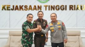 Keterangan Foto: Irjen Pol Herry Heryawan (tengah) didampingi Kepala Kejaksaan Tinggi Riau, I Dewa Gede Wirajana (kanan), dan Panglima Kodam I/Bukit Barisan Tuanku Tambusai, Mayjen TNI Agus Hadi Waluyo (kiri), usai pertemuan silaturahmi di Kantor Kejati Riau (dok. Ist)