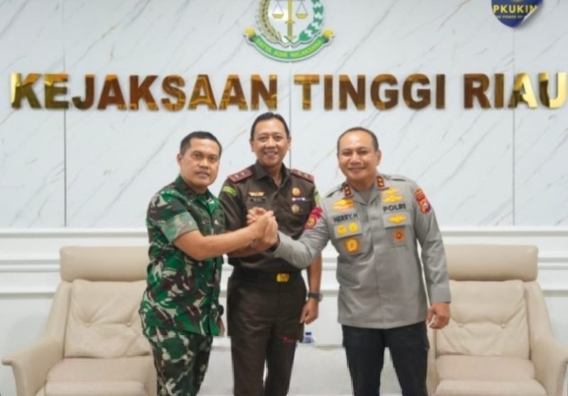 Keterangan Foto: Irjen Pol Herry Heryawan (tengah) didampingi Kepala Kejaksaan Tinggi Riau, I Dewa Gede Wirajana (kanan), dan Panglima Kodam I/Bukit Barisan Tuanku Tambusai, Mayjen TNI Agus Hadi Waluyo (kiri), usai pertemuan silaturahmi di Kantor Kejati Riau (dok. Ist)