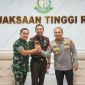 Keterangan Foto: Irjen Pol Herry Heryawan (tengah) didampingi Kepala Kejaksaan Tinggi Riau, I Dewa Gede Wirajana (kanan), dan Panglima Kodam I/Bukit Barisan Tuanku Tambusai, Mayjen TNI Agus Hadi Waluyo (kiri), usai pertemuan silaturahmi di Kantor Kejati Riau (dok. Ist)