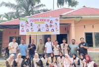 Keterangan Foto: Mahasiswa KKN IAIN Langsa Kelompok 2 berfoto bersama perangkat Desa Marlempang di posko KKN, Selasa (14/7/2026)