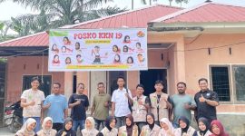 Keterangan Foto: Mahasiswa KKN IAIN Langsa Kelompok 2 berfoto bersama perangkat Desa Marlempang di posko KKN, Selasa (14/7/2026)