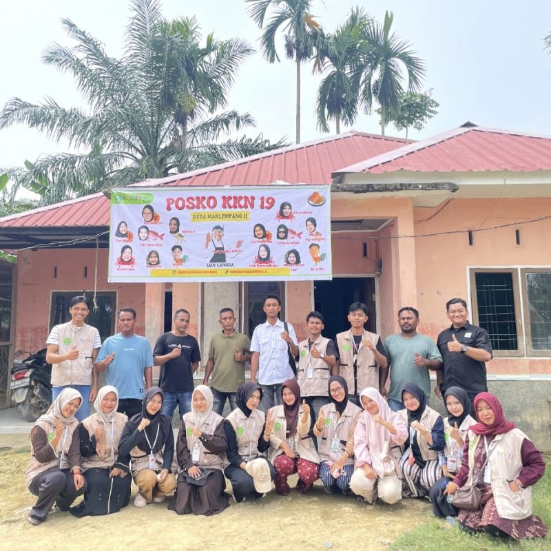 Keterangan Foto: Mahasiswa KKN IAIN Langsa Kelompok 2 berfoto bersama perangkat Desa Marlempang di posko KKN, Selasa (14/7/2026)