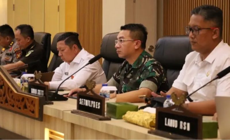 Keterangan foto: Asisten Operasi (Asops) Kasdam XIX/Tuanku Tambusai mewakili Pangdam dalam Rapat Koordinasi Wilayah dan Rapat Koordinasi Pengamanan yang digelar pada Rabu (15/7/2026) bertempat di Ruang Melati Lantai 3 Kantor Gubernur Riau.(dok.ist) 