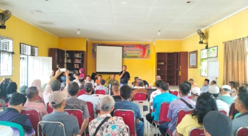 Keterangan Foto: Suasana musyawarah antara pemerintah desa, Ninik Mamak, petani, dan pengusaha peron di Aula Kantor Desa Padang Mutung, Jumat (17/7/2026), membahas polemik dugaan intimidasi dan pemaksaan penjualan TBS ke peron yang disebut-sebut milik Pebriyan Winaldi.(dok.ist) 
