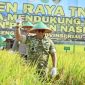 Keterangan Foto: Kasdam XIX/Tuanku Tambusai, Brigjen TNI Rudi Hermawan, memimpin langsung Panen Raya TNI di Desa Sepotong, Kecamatan Siak Kecil, Kabupaten Bengkalis, sebagai wujud dukungan terhadap Program Ketahanan Pangan Nasional.