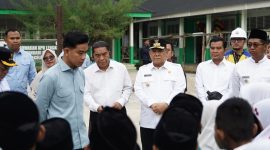 Keterangan Foto: Wakil Presiden RI Gibran Rakabuming Raka didampingi Pelaksana Tugas Gubernur Riau, SF Hariyanto, meninjau pelaksanaan Program Makan Bergizi Gratis (MBG) dan sarana pendidikan di Rokan Hilir. (dok.ist) 
