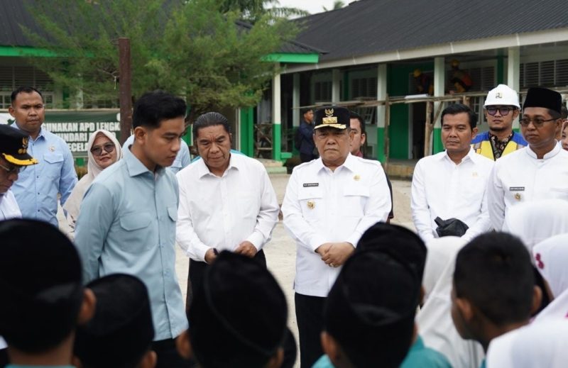 Keterangan Foto: Wakil Presiden RI Gibran Rakabuming Raka didampingi Pelaksana Tugas Gubernur Riau, SF Hariyanto, meninjau pelaksanaan Program Makan Bergizi Gratis (MBG) dan sarana pendidikan di Rokan Hilir. (dok.ist) 
