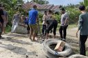 Keterangan foto : Mahasiswa KKN IAIN Langsa bersama warga Dusun Karang Sari saat bergotong royong memperbaiki jembatan amblas di Desa Tanjung Putus, Kecamatan Padang Tualang, Langkat