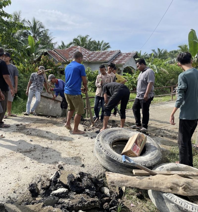 Keterangan foto : Mahasiswa KKN IAIN Langsa bersama warga Dusun Karang Sari saat bergotong royong memperbaiki jembatan amblas di Desa Tanjung Putus, Kecamatan Padang Tualang, Langkat