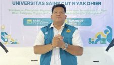 Keterangan Foto: Mirza Maulana dalam prosesi demisioner sebagai Presiden Mahasiswa Universitas Sains Cut Nyak Dhien (USCND) Kabinet Meugiwang Periode 2024–2025