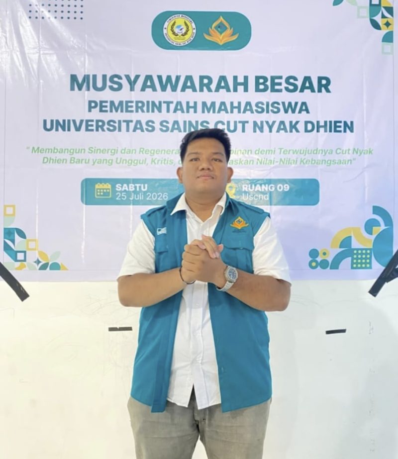 Keterangan Foto: Mirza Maulana dalam prosesi demisioner sebagai Presiden Mahasiswa Universitas Sains Cut Nyak Dhien (USCND) Kabinet Meugiwang Periode 2024–2025