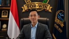 Keterangan Foto: Ketua Umum Forum Wartawan Independen Nusantara (FOR-WIN) saat menyampaikan pernyataan sikap terkait kasus dugaan penghinaan terhadap profesi wartawan.