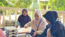 Keterangan Foto: Mahasiswa KKN IAIN Langsa bersama Ibu-Ibu PKK dan Ibu Kader Posyandu membagikan makanan bergizi gratis kepada anak-anak dan balita di Dusun Karang Sari, Kabupaten Langkat.