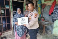 Keterangan Foto: Polsek Bukit Raya menyalurkan bantuan sosial jelang HUT RI ke-81 melalui Ekspedisi Merah Putih Presisi Polda Riau 2026. Bantuan diserahkan oleh Kanit Binmas IPTU Kamra Junaedi. 