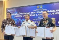 Keterangan Foto :Kepala Dinas Pendidikan dan Kebudayaan Provinsi Lampung, Thomas Amirico, saat menandatangani nota kesepahaman (MoU) dengan Kantor Wilayah Direktorat Jenderal Pemasyarakatan (Kanwil Ditjenpas) Lampung. 