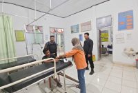 Keterangan Foto: Polsek Baradatu mengamankan seorang pria tanpa identitas yang mengalami gangguan jiwa (ODGJ) di kompleks pertokoan Kelurahan Tiuh Balak Pasar, Kecamatan Baradatu.