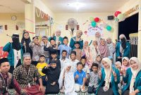 Keterangan Foto: Suasana kebersamaan KPM Mandiri Kelompok 09 UIN Sultanah Nahrasiyah (SUNA) Lhokseumawe bersama anak-anak peserta lomba Islami cabang ayat pendek di Gampong Ude, Kecamatan Matangkuli, Aceh Utara.