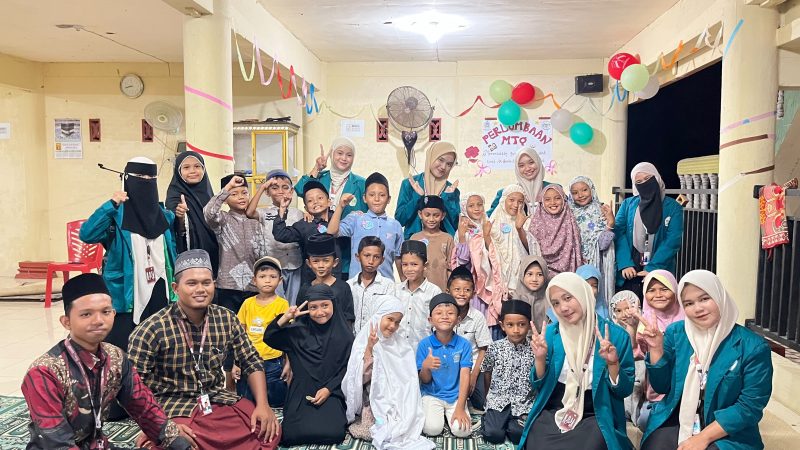 Keterangan Foto: Suasana kebersamaan KPM Mandiri Kelompok 09 UIN Sultanah Nahrasiyah (SUNA) Lhokseumawe bersama anak-anak peserta lomba Islami cabang ayat pendek di Gampong Ude, Kecamatan Matangkuli, Aceh Utara.
