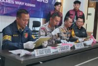 Keterangan Foto: Polres Way Kanan Polda Lampung menggelar konferensi pers terkait penyelidikan tindak pidana penganiayaan berat di areal perkebunan kelapa sawit PT. AKG Sungsang, Blok 12, Kabupaten Way Kanan.
