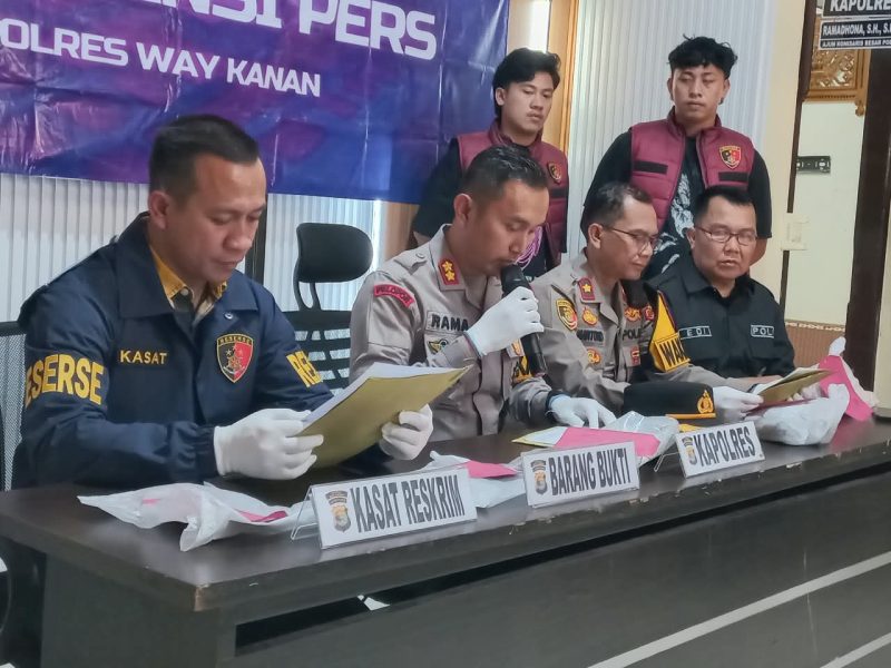 Keterangan Foto: Polres Way Kanan Polda Lampung menggelar konferensi pers terkait penyelidikan tindak pidana penganiayaan berat di areal perkebunan kelapa sawit PT. AKG Sungsang, Blok 12, Kabupaten Way Kanan.
