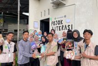 Keterangan Foto: Kelompok KKN 06 IAIN Langsa saat menggalang donasi buku untuk menghadirkan Pojok Literasi sebagai ruang baca dan belajar masyarakat Desa Tanjung Putus.
