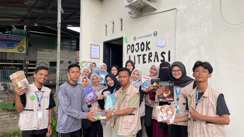 Keterangan Foto: Kelompok KKN 06 IAIN Langsa saat menggalang donasi buku untuk menghadirkan Pojok Literasi sebagai ruang baca dan belajar masyarakat Desa Tanjung Putus.
