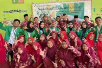 Keterangan Foto: Mahasiswa KKN 06 IAIN Langsa bersama siswa-siswi MIS Al Muttaqin, Dusun Karangsari, Desa Tanjung Putus, usai mengikuti Sosialisasi Literasi Menabung. 