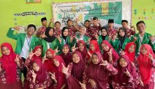 Keterangan Foto: Mahasiswa KKN 06 IAIN Langsa bersama siswa-siswi MIS Al Muttaqin, Dusun Karangsari, Desa Tanjung Putus, usai mengikuti Sosialisasi Literasi Menabung.