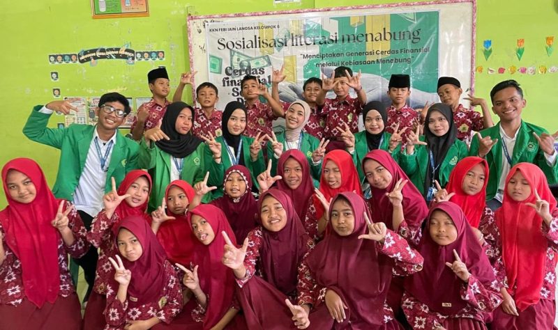 Keterangan Foto: Mahasiswa KKN 06 IAIN Langsa bersama siswa-siswi MIS Al Muttaqin, Dusun Karangsari, Desa Tanjung Putus, usai mengikuti Sosialisasi Literasi Menabung. 