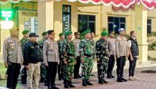 Keterangan foto: Suasana apel gabungan Polres Langsa di halaman Mapolres, Jumat malam (14/8/2026).