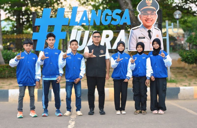 Keterangan foto : Wali Kota Langsa Jeffry Sentana S. Putra, S.E melepas kontingen pelajar tingkat SD/MI yang akan mengikuti Olimpiade Olahraga Siswa Nasional (O2SN) Tahun 2026.
