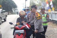 Keterangan foto ; Kapolres Way Kanan AKBP Ramadhona, S.H., S.I.K., bersama pejabat utama dan personel Polres Way Kanan membagikan Bendera Merah Putih kepada masyarakat di Jalinsum Simpang Empat Negeri Baru.
