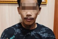 Keterangan Foto: TS (26), terduga pelaku pencurian Tandan Buah Segar (TBS), saat diamankan di Polsek Bumi Agung.