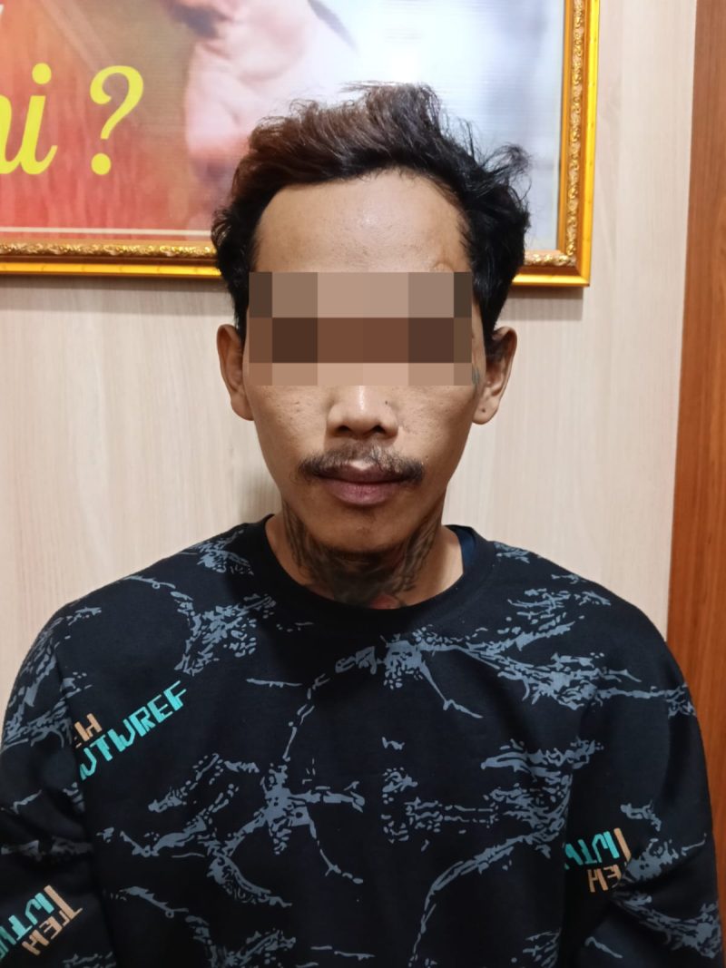 Keterangan Foto:  TS (26), terduga pelaku pencurian Tandan Buah Segar (TBS), saat diamankan di Polsek Bumi Agung.