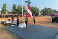 Keterangan Foto: Wakapolres Way Kanan Kompol Martono bertindak sebagai Inspektur Upacara pada peringatan HUT RI ke-81 di Mako Polres Way Kanan.
