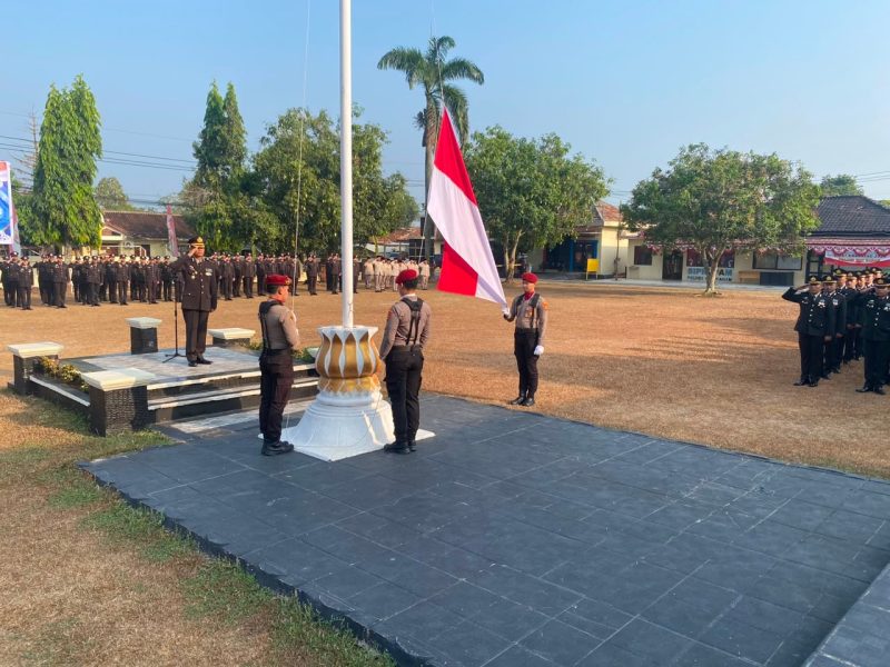 Keterangan Foto: Wakapolres Way Kanan Kompol Martono bertindak sebagai Inspektur Upacara pada peringatan HUT RI ke-81 di Mako Polres Way Kanan.