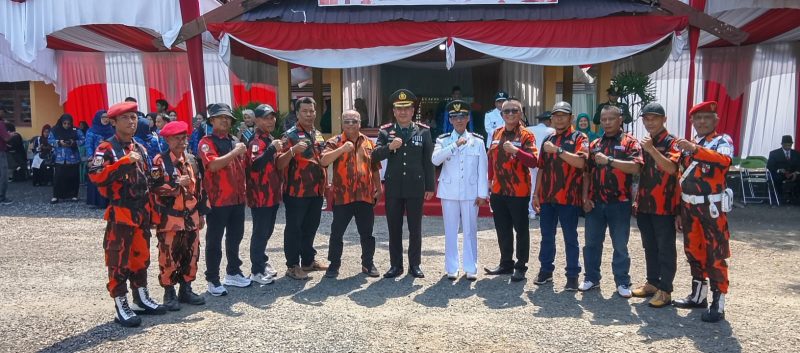 Keterangan Foto: Suasana keakraban Pengurus PAC Pemuda Pancasila Siak Hulu bersama Camat Siak Hulu, Irwansyah, S.STP., dan Kapolsek Siak Hulu, Kompol Deni Afrial, S.Pi., M.H., usai upacara bendera di halaman Kantor Camat Siak Hulu.