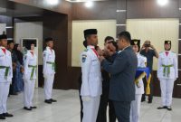 Keterangan Foto: Wali Kota Langsa, Jeffry Sentana S Putra, SE, saat mengukuhkan 22 anggota Paskibraka Tahun 2026 di Aula Sekretariat Daerah Kota Langsa, Sabtu malam (15/8/2026).

