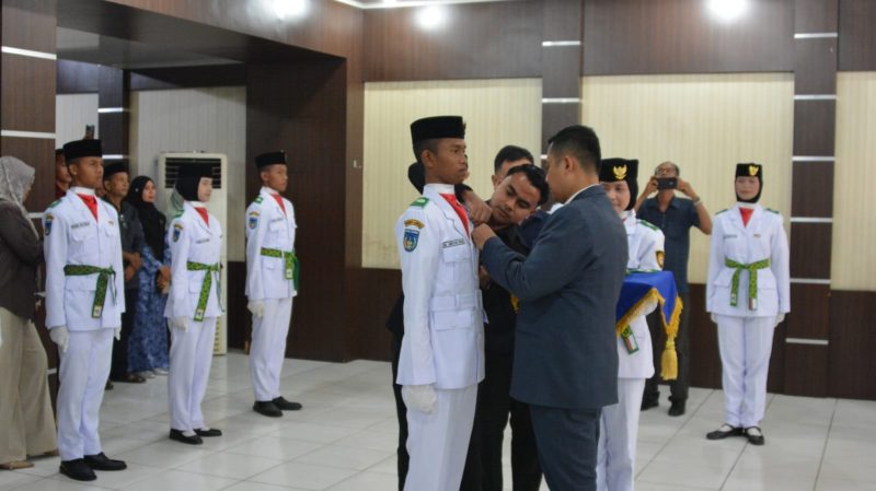 Keterangan Foto: Wali Kota Langsa, Jeffry Sentana S Putra, SE, saat mengukuhkan 22 anggota Paskibraka Tahun 2026 di Aula Sekretariat Daerah Kota Langsa, Sabtu malam (15/8/2026).
