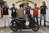 Keterangan Foto: Tersangka berinisial NZ (32) diamankan Tim Unit Reaksi Cepat Polsek Umpu Semenguk untuk menjalani proses penyidikan lebih lanjut.