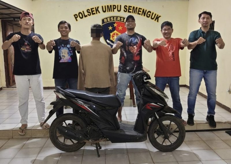 Keterangan Foto: Tersangka berinisial NZ (32) diamankan Tim Unit Reaksi Cepat Polsek Umpu Semenguk untuk menjalani proses penyidikan lebih lanjut.