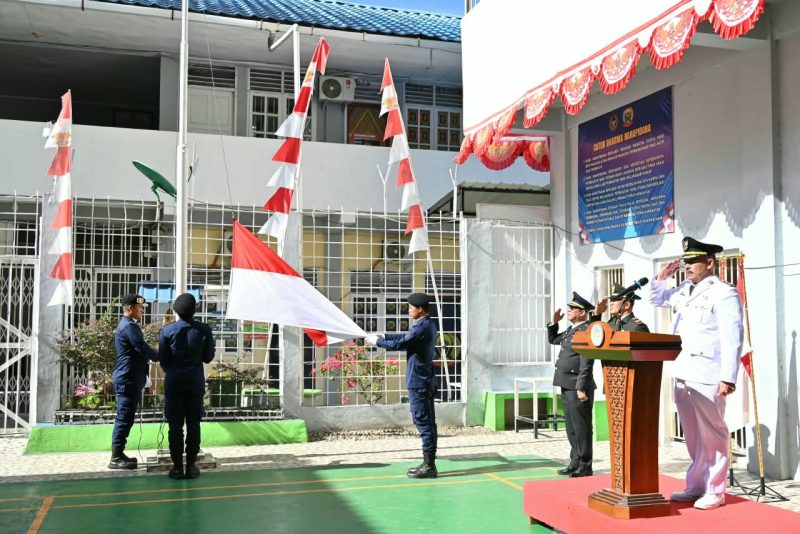 Keterangan Foto: Wakil Bupati Tapanuli Tengah, Mahmud Efendi, memimpin upacara peringatan HUT ke-81 RI sekaligus menyerahkan remisi kepada Warga Binaan Pemasyarakatan (WBP) di Lapas Kelas III Barus, Senin (17/8/2026).