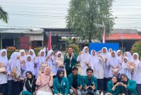 Keterangan Foto: Keakraban KPM 07 UIN SUNA Lhokseumawe dan SMPN 1 Meurah Mulia saat perayaan HUT RI ke-81 dengan menggelar perlombaan edukatif.