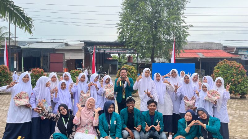 Keterangan Foto: Keakraban KPM 07 UIN SUNA Lhokseumawe dan SMPN 1 Meurah Mulia saat perayaan HUT RI ke-81 dengan menggelar perlombaan edukatif.